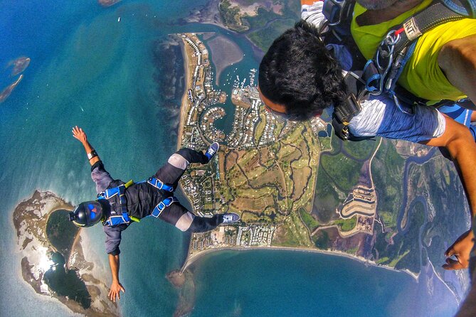 Extreme 12000ft Tandem Jump (45 seconds free fall) - Quick Reasons This Fiji Tandem Jump Gets High Marks