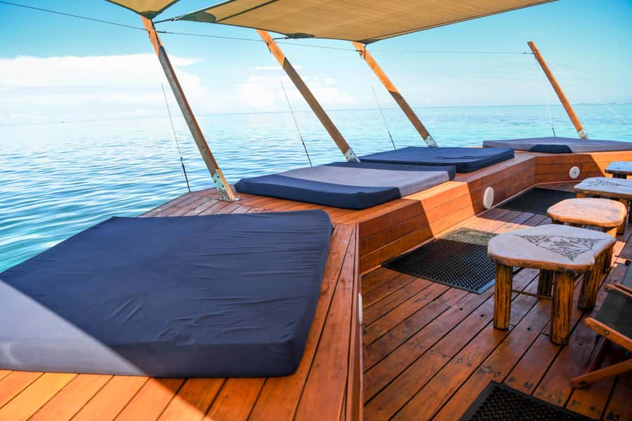 Fiji: Cloud 9 Floating Bar and Pizzeria Day Trip - DJs, volume, and the crowd mood you can actually feel