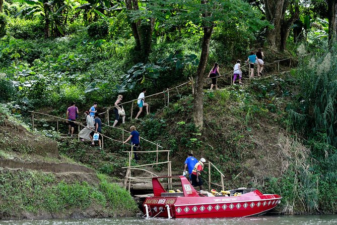Jet Boat Safari on the Sigatoka River - Jet Boat Safari on the Sigatoka River: the mix of thrills and a village day