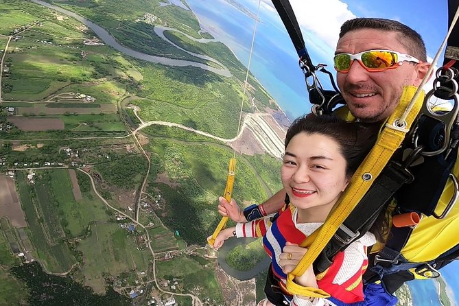 Skydive Fiji Radical 10000ft Tandem Jump (30 seconds free fall) - The Flight Up: When the Island Turns Into a Map